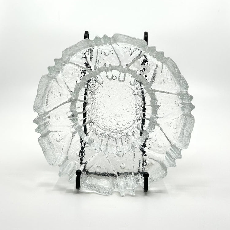 Tauno Wirkkala 'Ulpucca' Glasschale: Frontale Ansicht der dekorativen Schale mit organischen  Glasstrukturen und zarten Schliffspuren – ikonisches finnisches Design und künstlerische Glaskunst