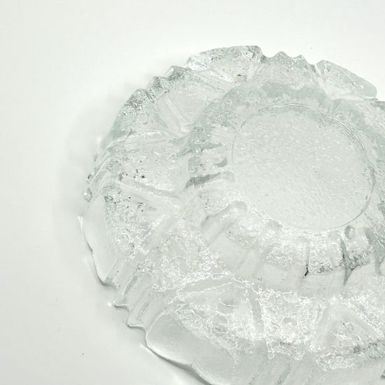 Detailansicht der Rückseite der Tauno Wirkkala 'Ulpucca' Glasschale: Nahaufnahme der strukturierten Glasoberfläche mit transparenten und milchigen Akzenten – finnische Handwerkskunst und zeitloses Design