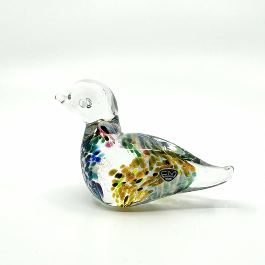 Detailansicht der Josef Marcolin Glasente: Nahaufnahme des bunten, konfettiartigen Glasdesigns mit transparenten und farbigen Akzenten – schwedische Handwerkskunst und dekorative Eleganz