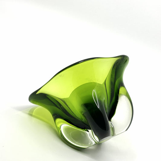 Norwegische Magnor Schale: Seitliche Ansicht der olivgrünen Glas-Schale  – zeitloses skandinavisches Design der 1960er Jahre