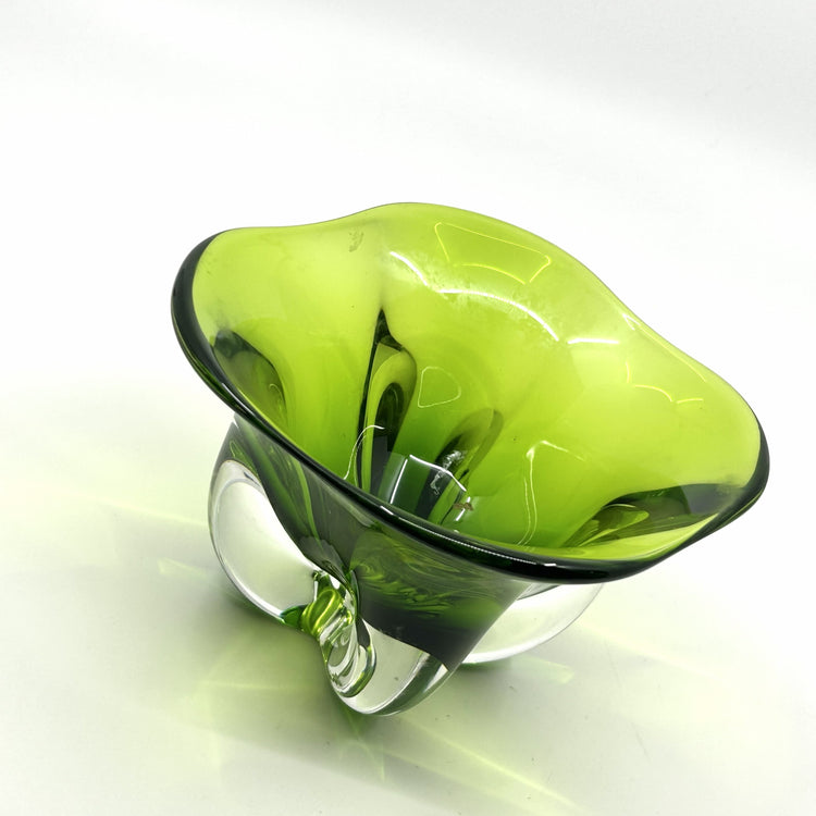 Detailansicht der Magnor Glas-Schale: Nahaufnahme der olivgrünen Glasur und organischen Form – hochwertige norwegische Glaskunst im Mid-Century Modern Stil