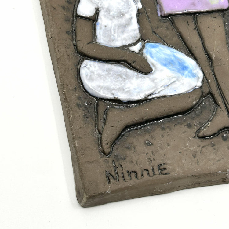 Ninnie Forsgren Keramik-Wandbild: Nahaufnahme der Signatur der Künsterin – künstlerische Keramik aus Schweden