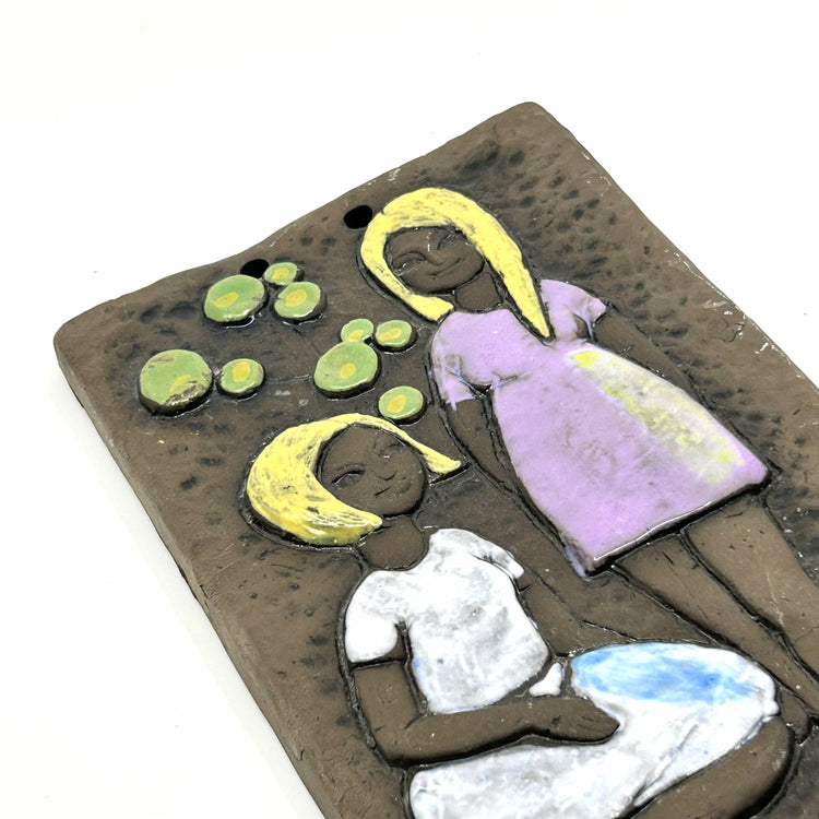 Keramik-Wandrelief von Ninnie Forsgren: Detailansicht der beiden Frauenfiguren mit weißblauen und lila Farbakzenten sowie strukturierter Oberfläche – schwedische Handwerkskunst aus Bromma