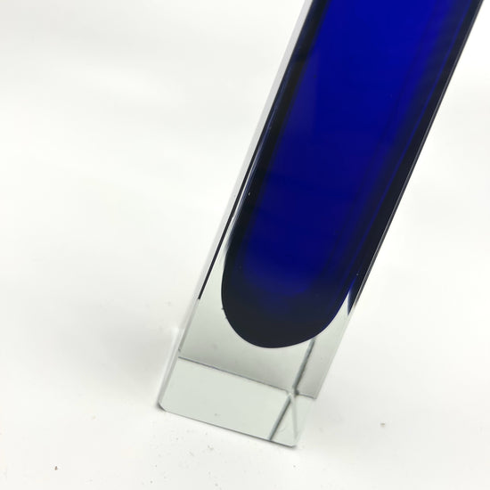 Mid Century Modern Vase aus blauem Glas, kantik und schmal