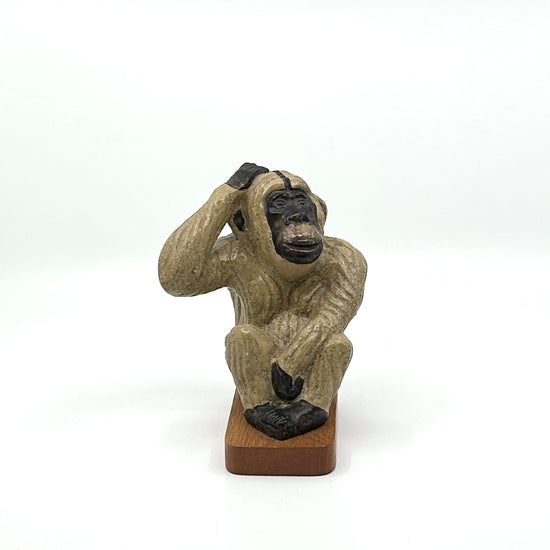 Keramikaffe aus Schweden: Handgefertigte Keramikfigur eines sitzenden Affen mit strukturiertem, beigem Fell und dunklen Akzenten an Gesicht, Händen und Füßen – Mid-Century Modern Design der 1960er Jahre und skandinavische Handwerkskunst
