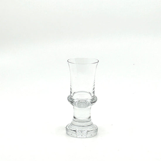 Close-Up von einem Tavastia Digestifglas von Tapio Wirkkala für Iittala, Finnland, 1970er-Jahre. Klarglas im Stil der skandinavischen Moderne mit elegant geformtem Fuß und zeitlosem Design.