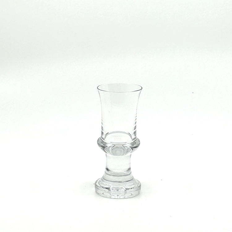 Close-Up von einem Tavastia Digestifglas von Tapio Wirkkala für Iittala, Finnland, 1970er-Jahre. Klarglas im Stil der skandinavischen Moderne mit elegant geformtem Fuß und zeitlosem Design.