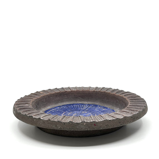 Thomas Hellström Schale aus Nittsjö: Seitliche Ansicht der Keramikschale mit strukturiertem Rand und blauem Innenmuster – ikonisches skandinavisches Design und Handwerkskunst
