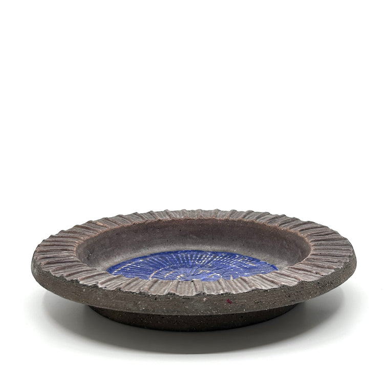 Thomas Hellström Schale aus Nittsjö: Seitliche Ansicht der Keramikschale mit strukturiertem Rand und blauem Innenmuster – ikonisches skandinavisches Design und Handwerkskunst