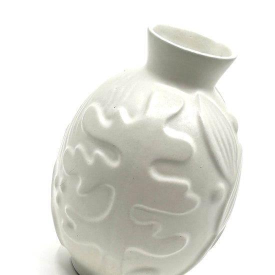 Upsala-Ekeby Vase von Anna-Lisa Thomson: Seitliche Ansicht der Keramikvase mit typischem Relief und organischen Formen – ikonisches skandinavisches Design der 1940er Jahre und Sammlerobjekt