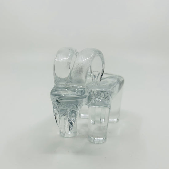 Skandinavische Moderne: Glas-Kerzenständer ‚Weihnachtsbock‘ von Bertil Vallien, Kosta Boda, 1970er Jahre, detailreich gearbeitet, Frontansicht