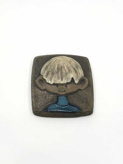 Christina Keramik Wandfliese Junge von Dagny Zackrisson, skandinavische Keramikkunst der 60er Jahre mit charakteristischem Reliefmoti