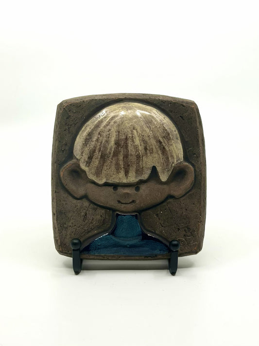 Dagny Zackrisson Wanddeko Junge, Christina Keramik Schweden, handgefertigte Wandfliese aus den 1960er Jahren im nordischen Stil