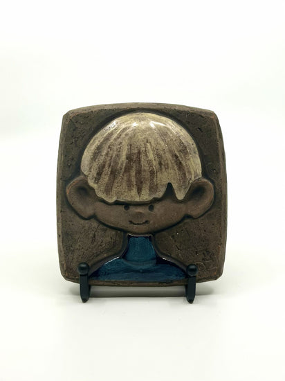 Dagny Zackrisson Wanddeko Junge, Christina Keramik Schweden, handgefertigte Wandfliese aus den 1960er Jahren im nordischen Stil