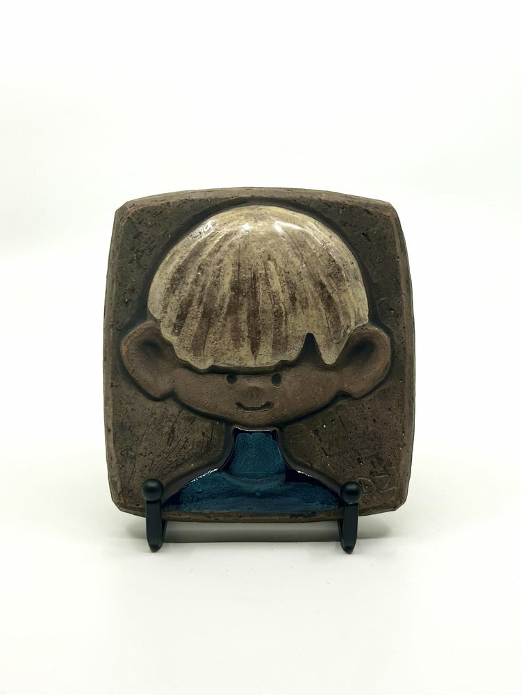 Dagny Zackrisson Wanddeko Junge, Christina Keramik Schweden, handgefertigte Wandfliese aus den 1960er Jahren im nordischen Stil