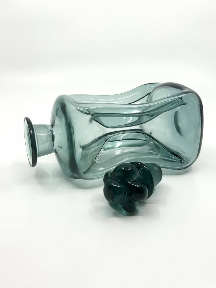 Detailansicht der Holmegaard Kluk Kluk Karaffe mit Stopfen, dänisches Glasdesign der 60er Jahre mit charakteristischer Formgebun