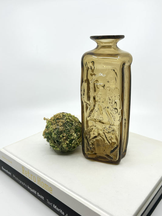 Erik Höglund „Adam & Eve“ Vase für Kosta Boda aus den 60er-Jahren, bernsteinfarbenes Glas mit Reliefdekor, gezeigt im skandinavischen Interior-Stil