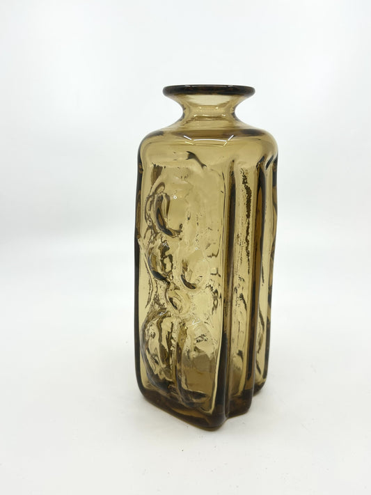 Erik Höglund „Adam & Eve“ Vase aus bernsteinfarbenem Glas für Kosta Boda, 60er-Jahre, skandinavische Glaskunst mit plastischem Reliefdesign.