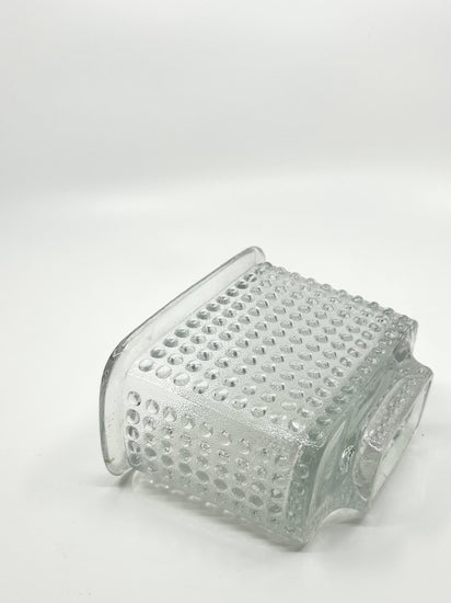 Klarglasvase von František Vízner, Sklo Union, 1960er Jahre – modernistisches Designobjekt mit geometrischem Relief und kühler Eleganz