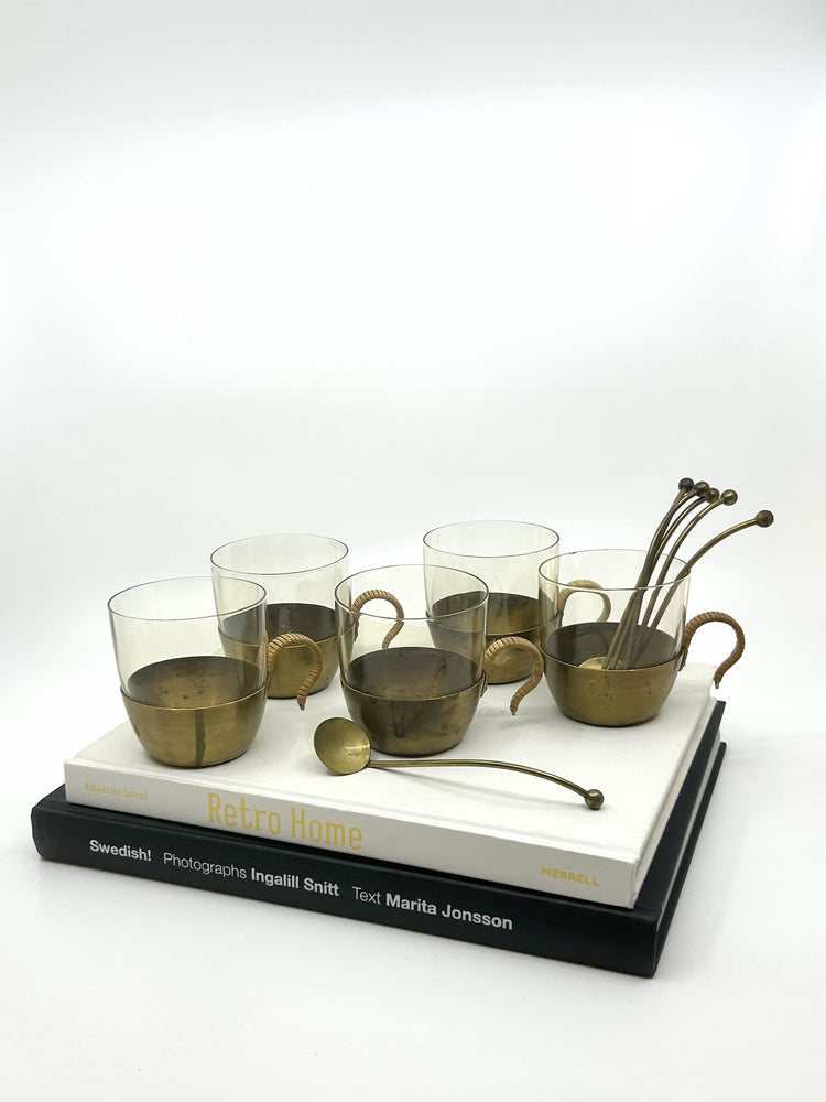 Fünfteiliger Teeservice-Entwurf von Hein Matten, 1950er, Glas mit Messing und Bastgriffen, Bauhaus-Stil, inszeniert im skandinavischen Ambiente.