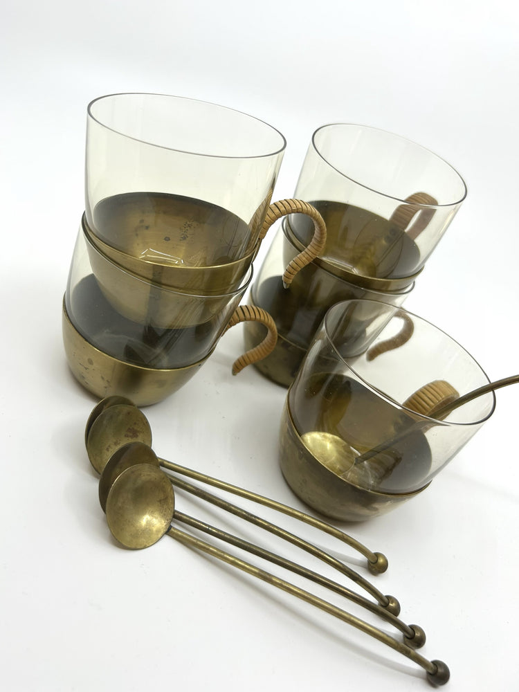 Detailaufnahme der Hein Matten Teetassen mit Messinglöffeln, 1950er, feine Handarbeit im Bauhaus-inspirierten Design.