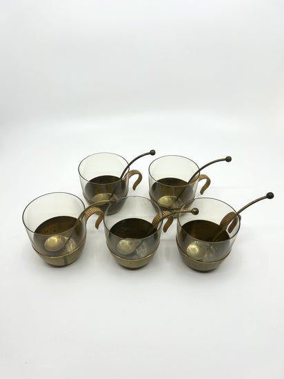 Obenansicht des Hein Matten Tee-Sets, 50er-Jahre, klare geometrische Anordnung aus Glas, Messing und Bast im Bauhaus-Stil.