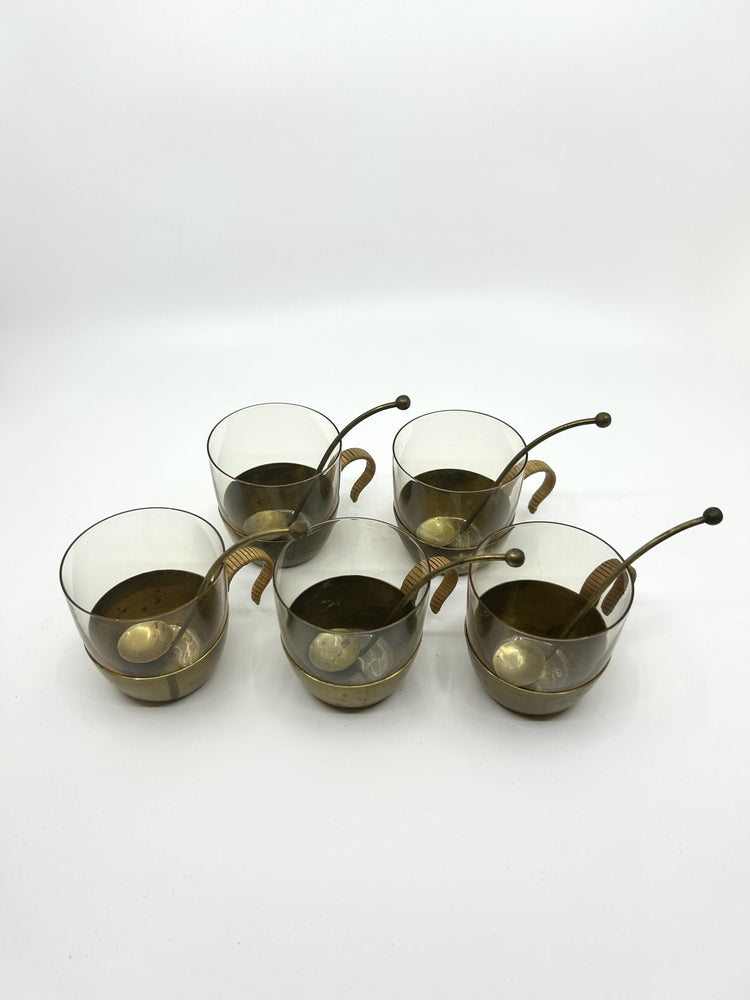 Obenansicht des Hein Matten Tee-Sets, 50er-Jahre, klare geometrische Anordnung aus Glas, Messing und Bast im Bauhaus-Stil.