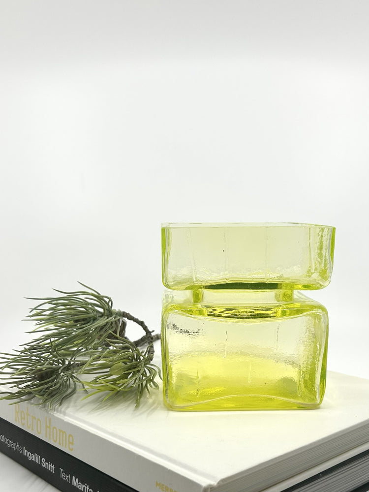 Helena Tynell Vase ‚Pala‘ aus Uraniumglas, Riihimäen Lasi, 1960er Jahre – skandinavisches Designobjekt in leuchtendem Gelbgrün