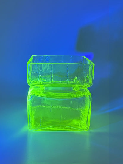 Leuchtende ‚Pala‘ Uraniumglasvase von Helena Tynell für Riihimäen Lasi – fluoreszierendes Glasdesign unter UV-Licht, 60er Jahre