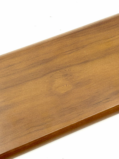 Signiertes Karl Holmberg Holztablett mit Herstellerstempel – schwedisches Designobjekt der Mid-Century-Ära, gefertigt um 1960