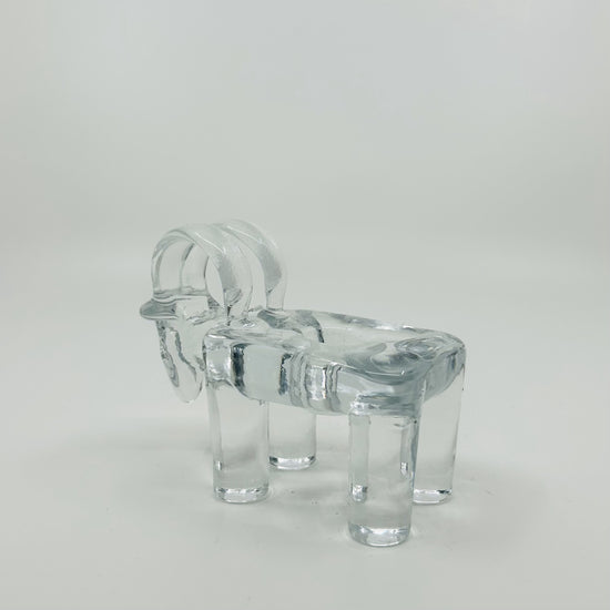 Designklassiker von Kosta Boda: ‚Weihnachtsbock‘ Kerzenständer von Bertil Vallien – skandinavische Glaskunst der 70er Jahre. Seitenansicht