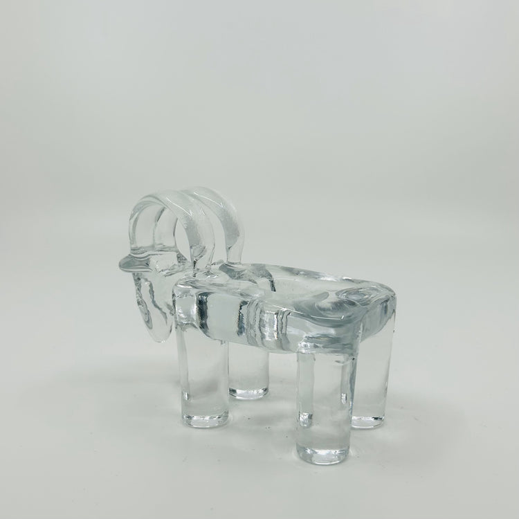 Designklassiker von Kosta Boda: ‚Weihnachtsbock‘ Kerzenständer von Bertil Vallien – skandinavische Glaskunst der 70er Jahre. Seitenansicht