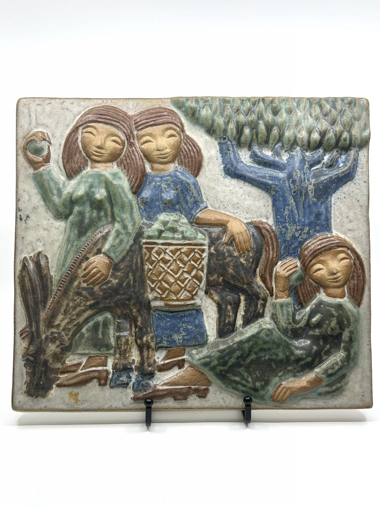 Wandrelief von Marianne Starck für Michael Andersen & Søn, 1960er, skandinavische Studiokeramik mit Ernteszene in Grün- und Blautönen