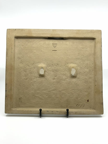 Rückseite des Wandreliefs von Marianne Starck für Michael Andersen & Søn, Dänemark, mit Herstellerprägung und Künstlersignet