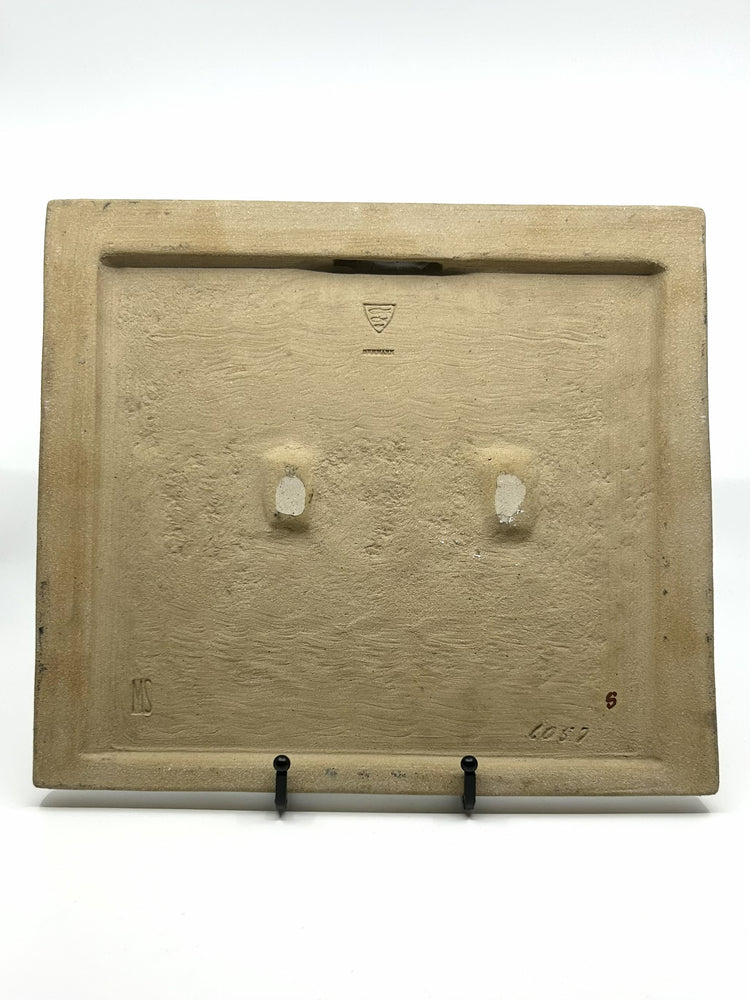 Rückseite des Wandreliefs von Marianne Starck für Michael Andersen & Søn, Dänemark, mit Herstellerprägung und Künstlersignet