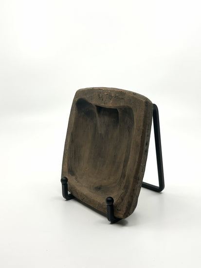 Rückseite der Dagny Zackrisson Wanddeko Junge, handgearbeitete Keramik aus Schweden, Christina Keramik 1960er Jahre