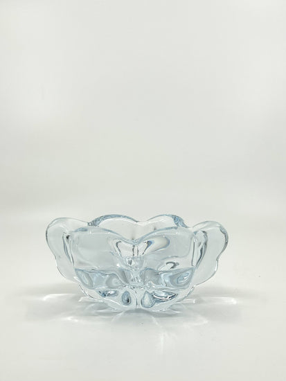 Skandinavische Glaskunst von Vicke Lindstrand – Stella Polaris Schale von Kosta Boda, 60er Jahre, klare Linien und sanfte Wellenstruktur in zartblau