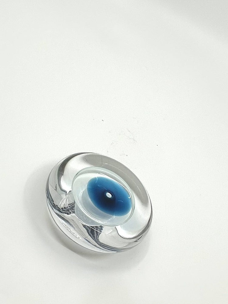 Design Briefbeschwerer aus Studio Åhus von Hanne Dreutler und Arthur Zirnsack – handgefertigtes Glasobjekt mit tiefblauer Farbkomposition