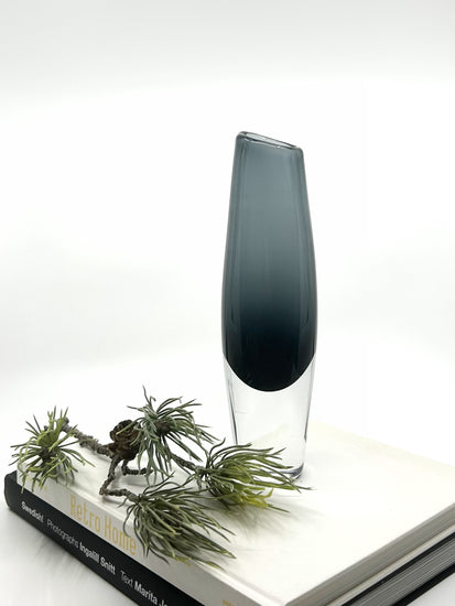 Sven Palmqvist ‚Torpedo‘ Vase für Orrefors, 1960er Jahre – skandinavisches Rauchglas mit klarer, eleganter Linienführung