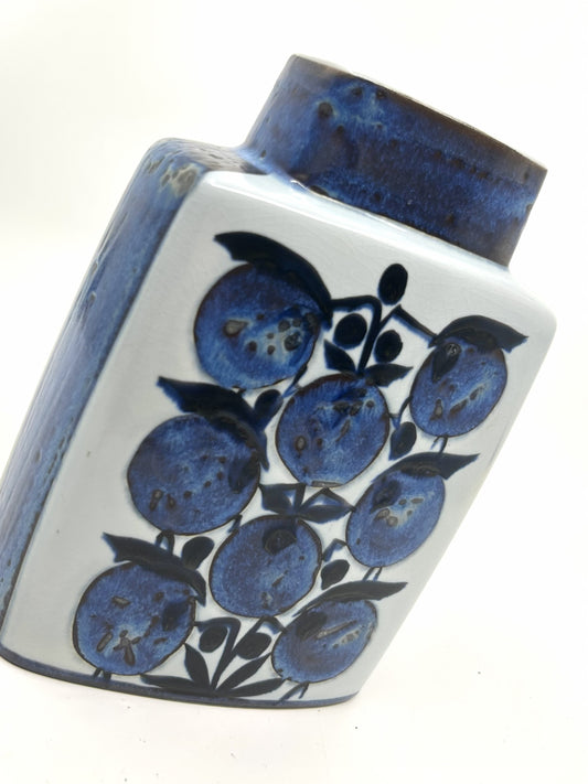 Detailansicht der Tenera Vase von Grethe Helland-Hansen, Royal Copenhagen – leuchtende Blautöne und handgemaltes florales Dekor, Danish Modern