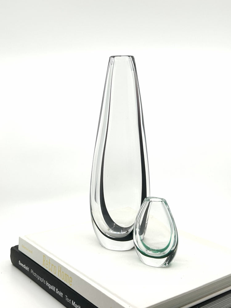 Vicke Lindstrand ‚Contour‘ Vase für Kosta Boda, 1950er Jahre – skandinavisches Glasdesign in klarem und lila Glas, Mid Century Modern