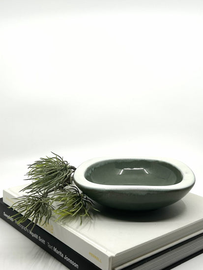 Vicke Lindstrand Dekoschale für Upsala-Ekeby, grüne Steingut-Schale im skandinavischen Mid-Century-Design der 60er Jahre