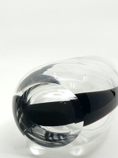 Signatur von Vicke Lindstrand auf der ‚Contour‘ Vase, Kosta Boda – handgraviert, schwedische Glaskunst aus den 1950er Jahren