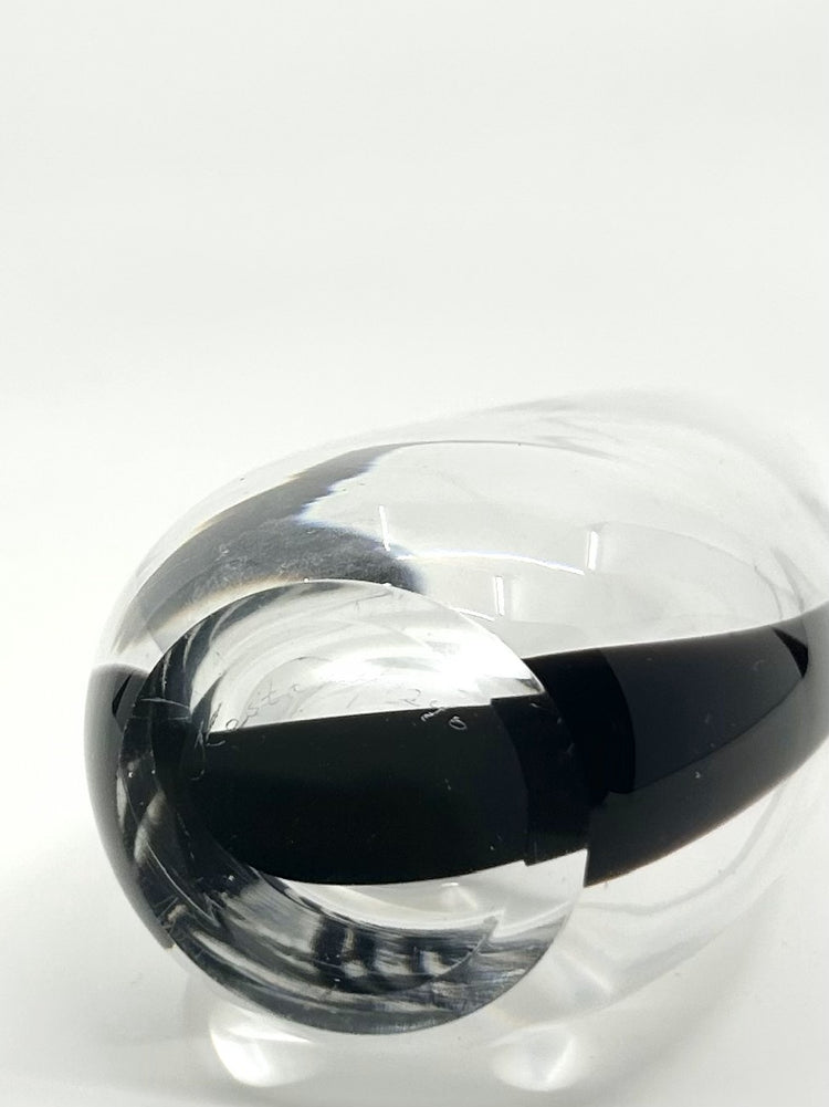 Signatur von Vicke Lindstrand auf der ‚Contour‘ Vase, Kosta Boda – handgraviert, schwedische Glaskunst aus den 1950er Jahren