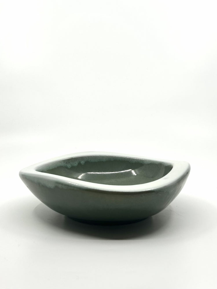 Grüne Steingutschale von Vicke Lindstrand für Upsala-Ekeby, dänisch-schwedisches Mid-Century-Design mit sanftem Glanz