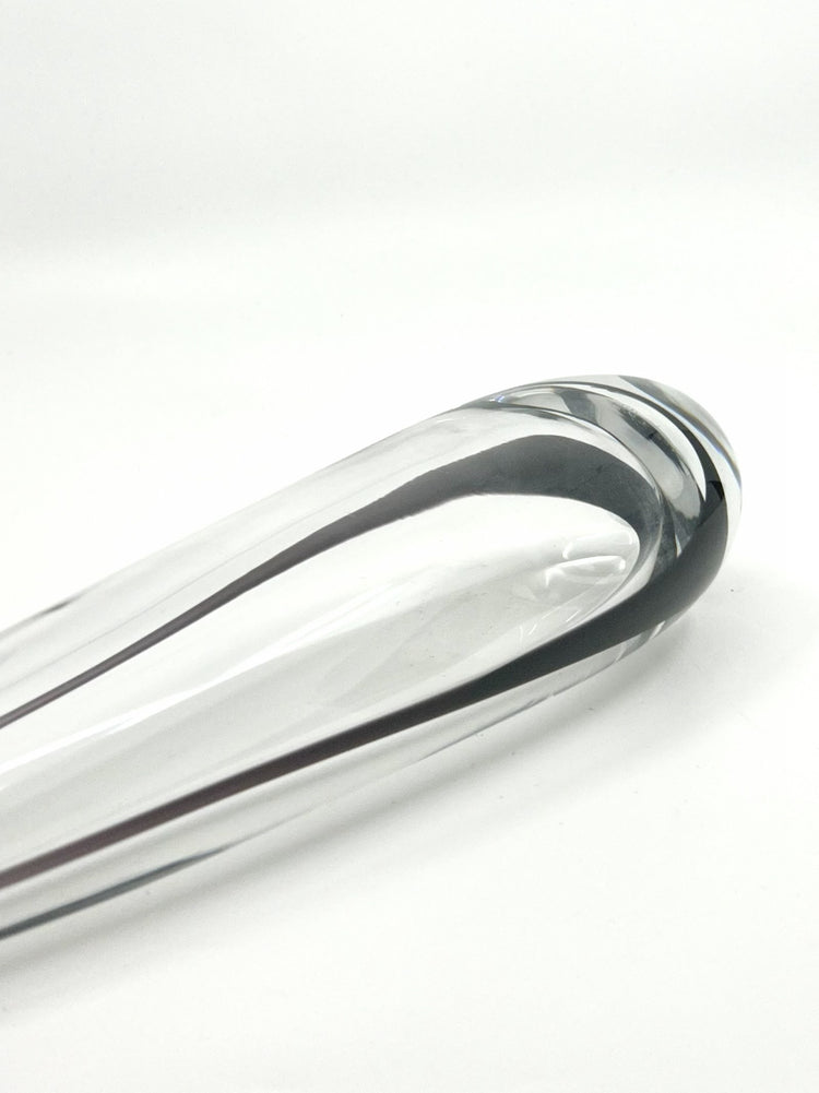 Detailansicht der ‚Contour‘ Vase von Vicke Lindstrand, Kosta Boda – klare Linienführung und lila Akzent, schwedisches Glasdesign der 50er Jahre