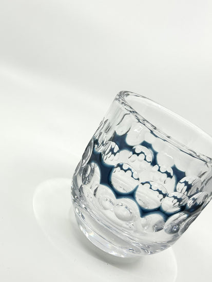 Vintage Glasvase von Mona Morales-Schildt für Kosta Boda – skandinavische Moderne mit tiefblauer Akzentfarbe und reliefartiger Oberfläch