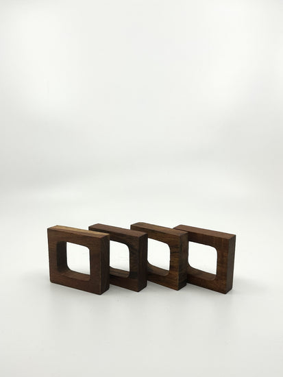 Vintage 4-er Set Serviettenringe aus Teakholz, hergestellt in Dänemark – minimalistisches skandinavisches Design der 50er Jahre